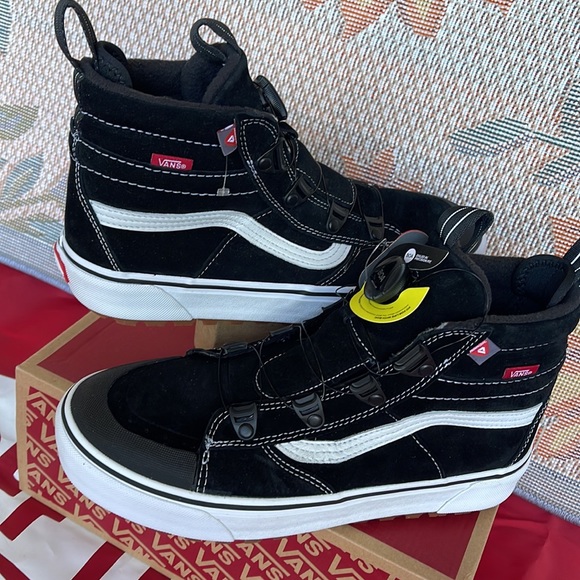 Vans WMNS Sk8-Hi Boa Mte
Black/White
VN0007NMBA2
Boots - Sneakers - Picture 11 of 16